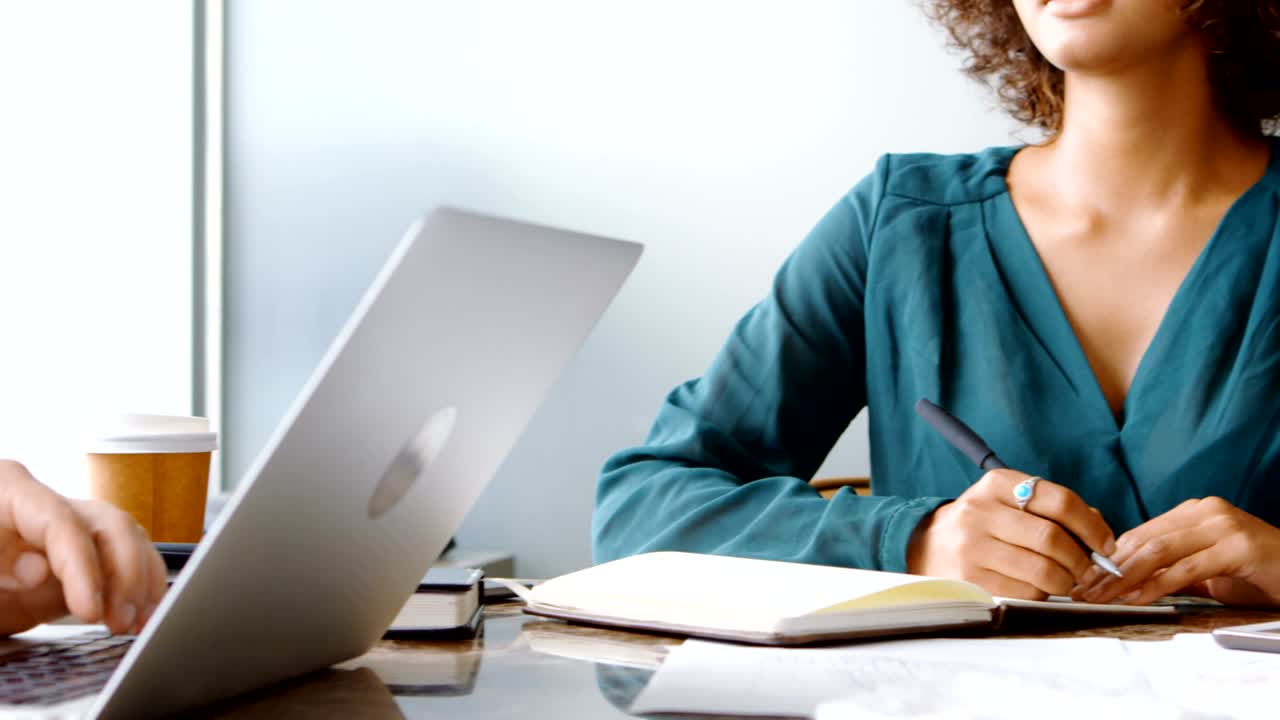 arquitectos trabajando en el escritorio 4k