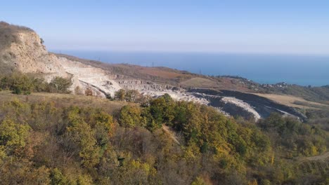 paisaje de cantera con follaje de otoño y vista al océano
