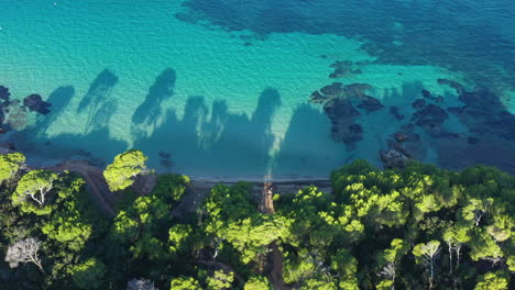 Riviera-Francesa-Porquerolles-Hyères-Toma-Aérea-Superior-Playa-De-Arena-Blanca-Cortejo