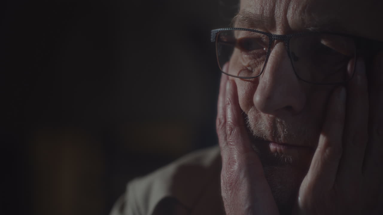 el espía escucha grabaciones discretas.