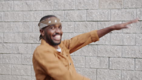 hombre feliz bailando