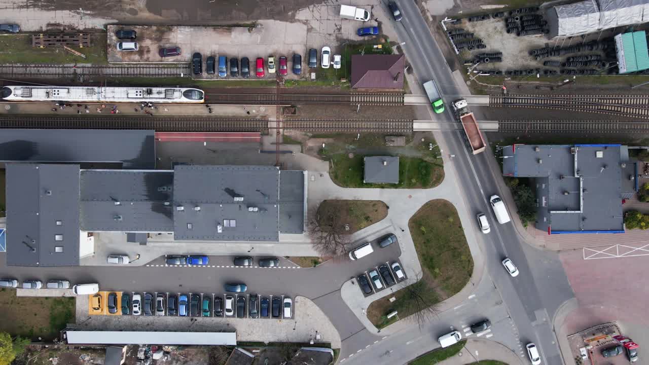 vista aérea de la estación de tren con el tren que llega