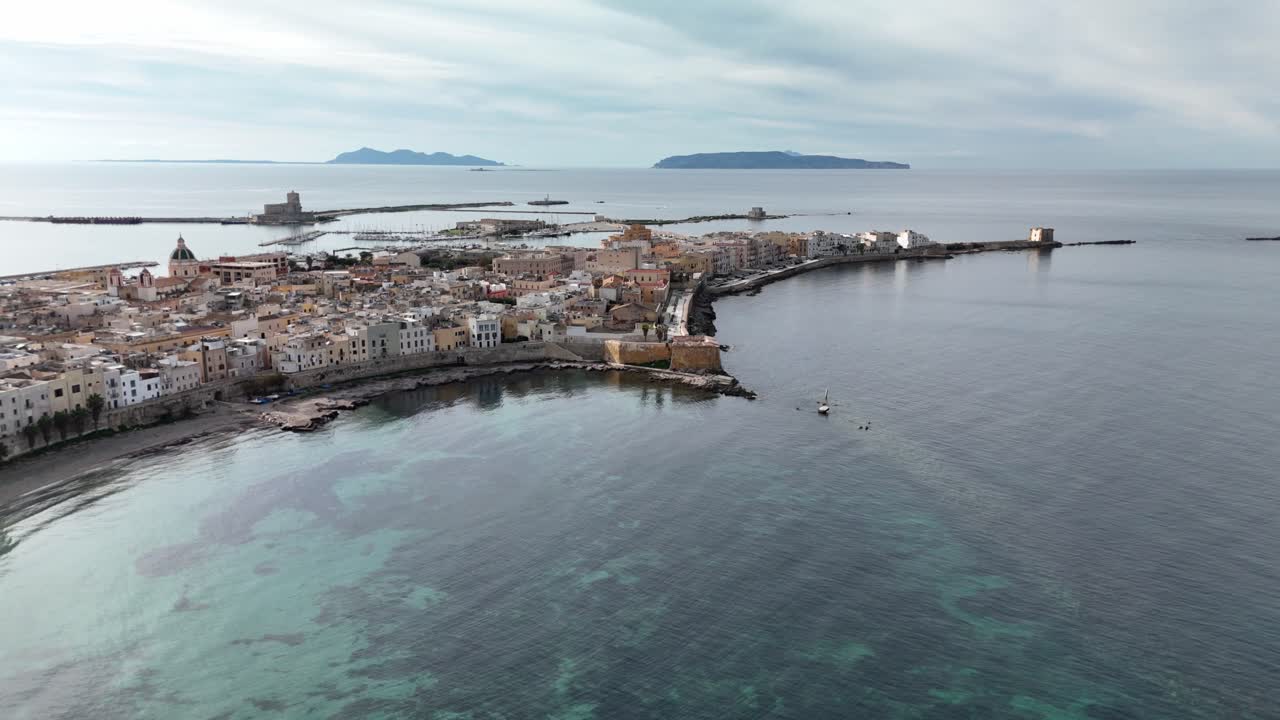 Vista aerea di una città costiera italiana, mare calmo, architettura storica