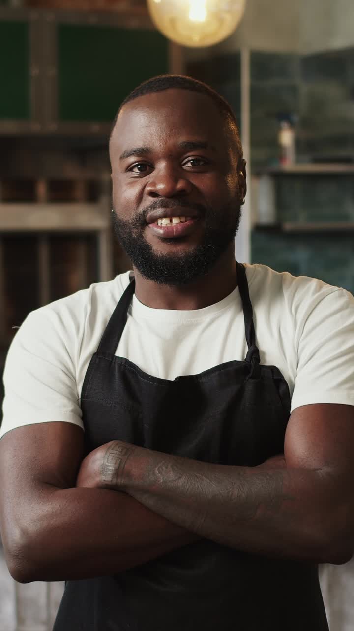 Il ritratto di uno chef sorridente