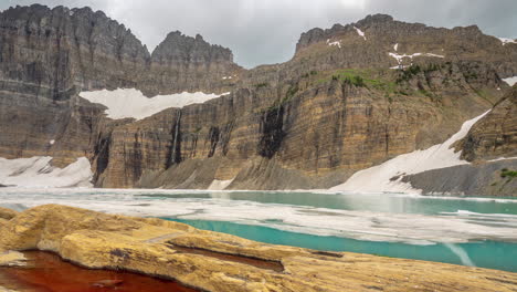 lapso de tiempo, lago iceberg bajo las nubes del monte grinnell moviéndose por encima de los picos, parque nacional glaciar, montana, ee.uu.