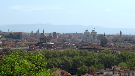 El-Enfoque-En-Rack-Revela-El-Paisaje-Urbano-Romano-En-Un-Día-Soleado-Con-Montañas-En-La-Distancia