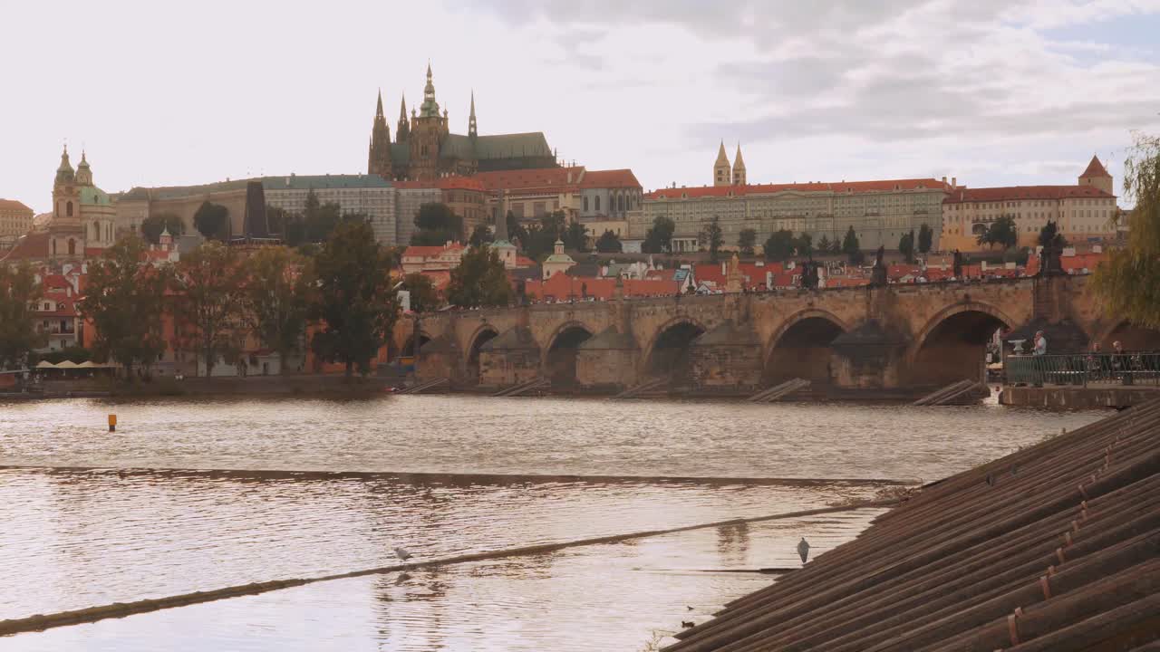 Ponte Carlo, fiume Moldava e Cattedrale di San Vito, Praga, Repubblica Ceca