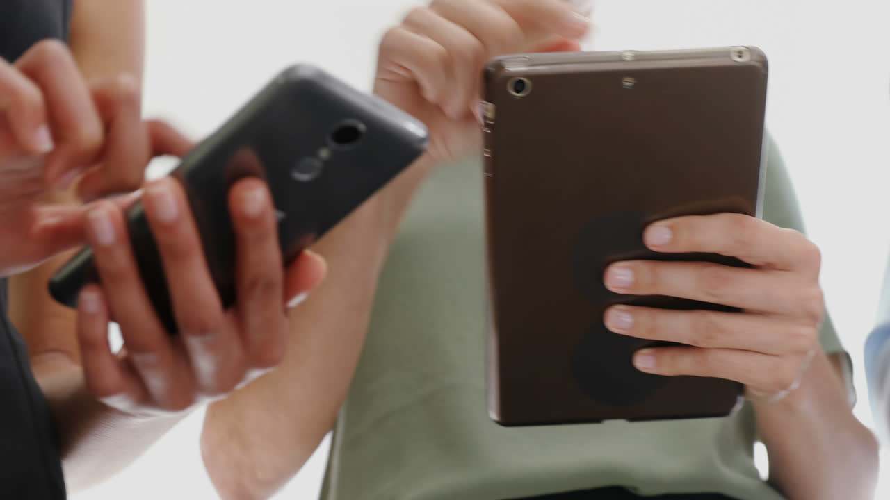 사무실에서 휴대 전화 및 디지털 태블릿을 사용하는 경영자 4k