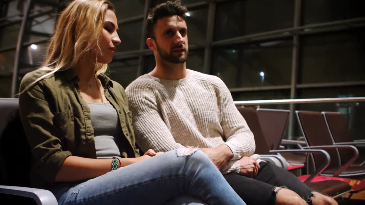 대기실에서 기다리는 커플 4k