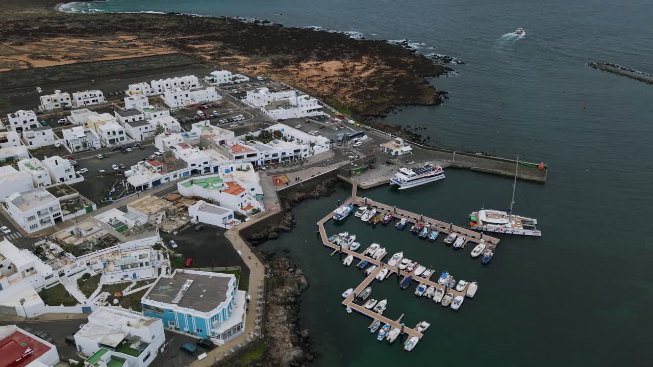 Case bianche e porto di Orzola, il villaggio più settentrionale di Lanzarote, Spagna. Aerea
