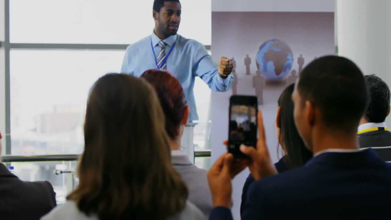 Relatore che parla durante un seminario d'affari 4k
