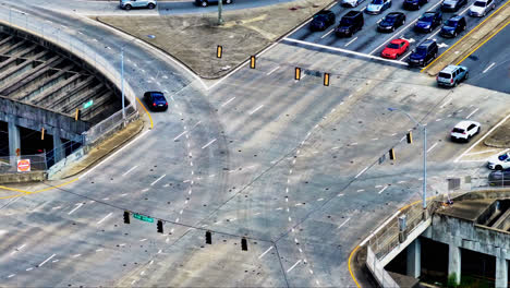 Coches-Cruzando-Carreteras-De-Intersección-En-El-Centro-De-Atlanta,-Georgia,-Estados-Unidos