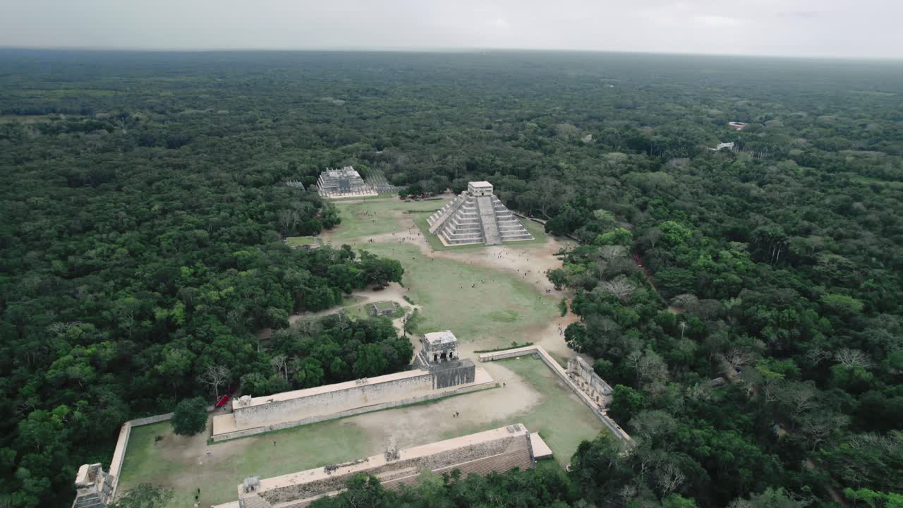ruinas mayas en méxico avión no tripulado volando sobre chichen itza estableciendo el tiro