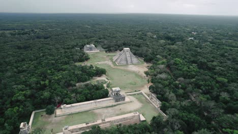 Maya-Ruinen-In-Mexiko-Drohne-Fliegt-über-Chichen-Itza,-Aufnahmeaufnahme