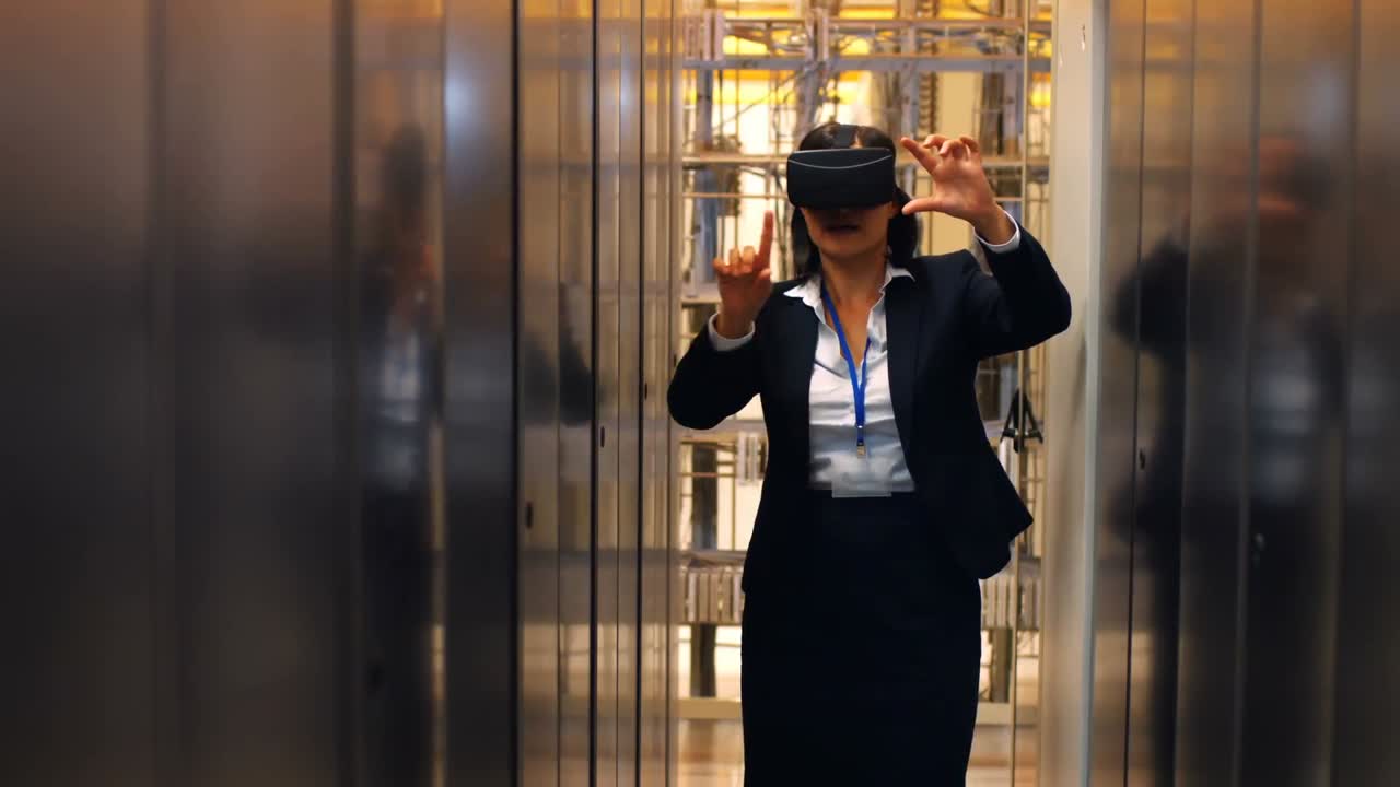Tekniker bruger virtual reality-headset