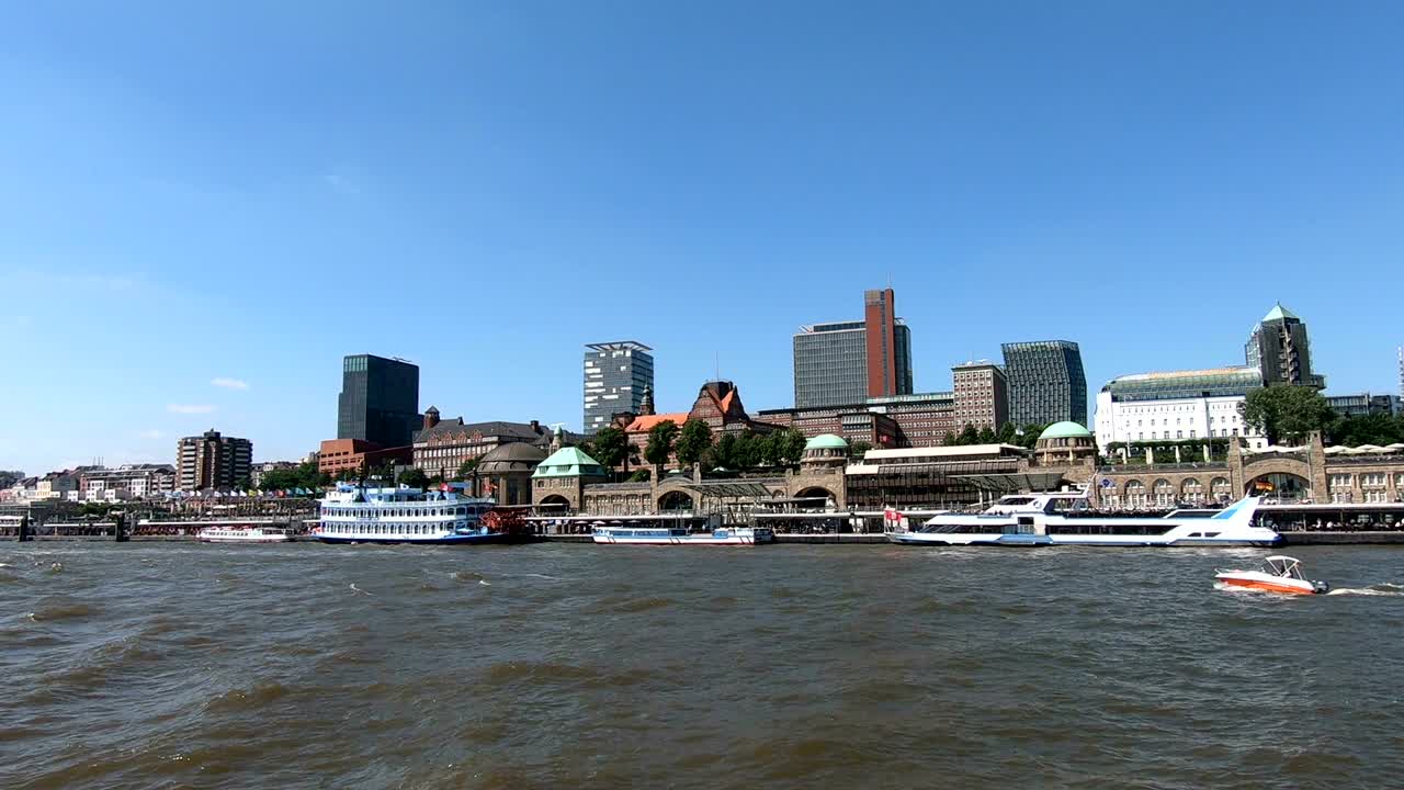 함부르크의 도시 실루, 엘베 강과 도시 풍경, 배와 페리, 4k