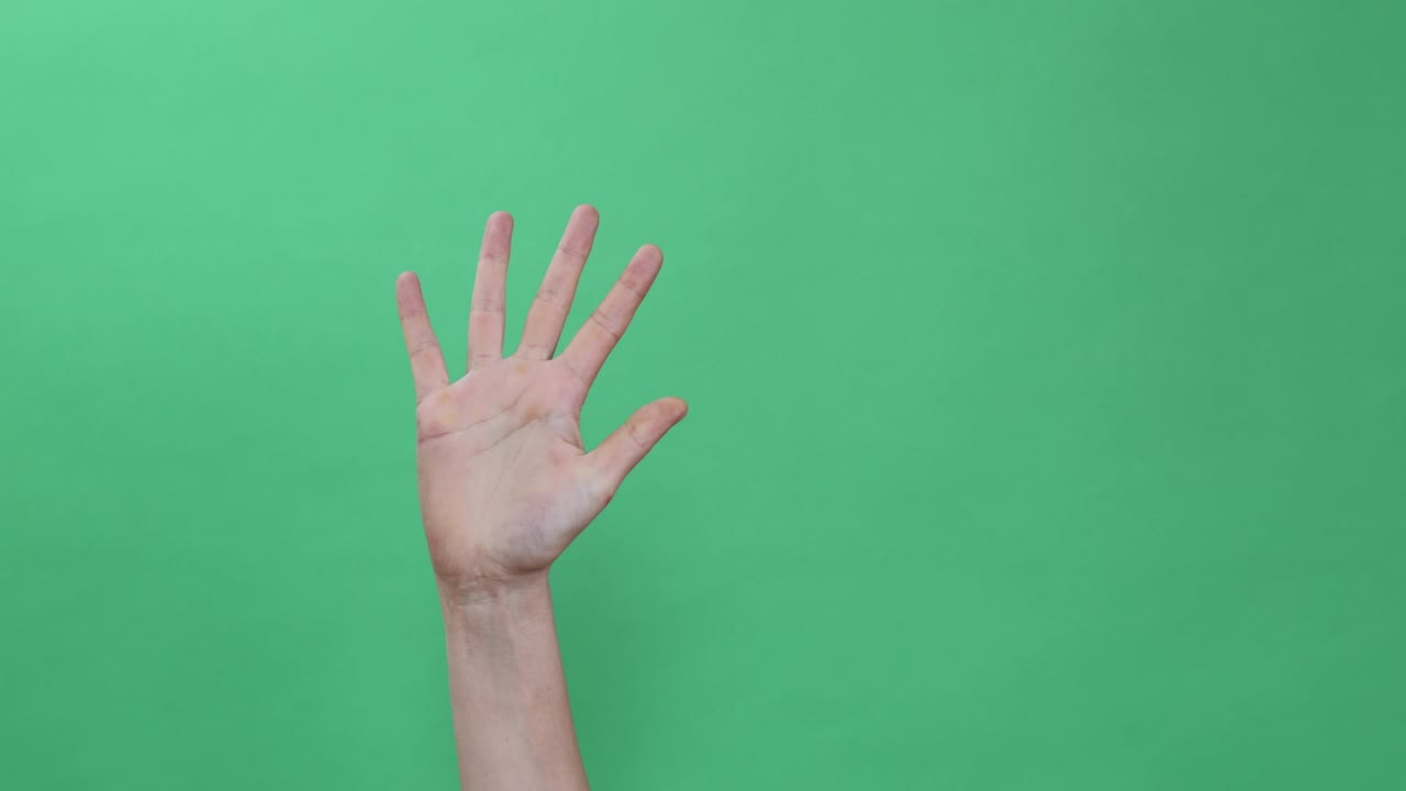 손은 녹색 크로마 키에 몇 가지 기호 수치를 하고