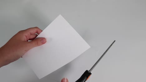 manos que demuestran el corte de papel en formas