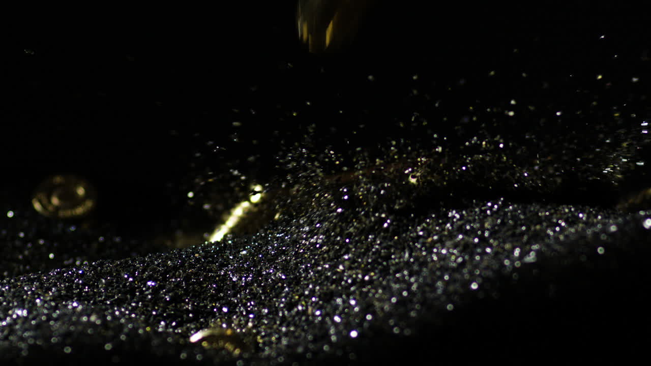 порох разбился, когда пали пули.