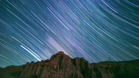 Ein-Atemberaubender-Blick-Auf-Die-Milchstraße,-Die-Sternspuren-über-Den-Klippen-Des-Red-Rock-Canyon-State-Park-Bildet