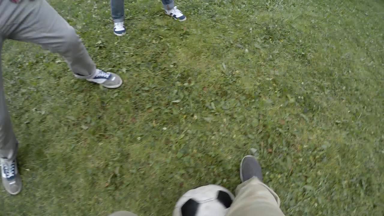 дриблинг мяча в парке