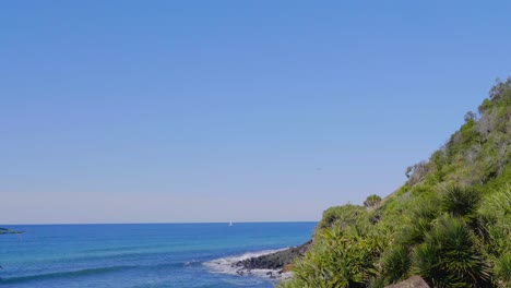 Amplio-Mar-Azul-En-La-Playa-De-Burleigh-Heads---Costa-Dorada,-Queensland,-Australia---Destino-De-Escapada-De-Verano---Plano-General