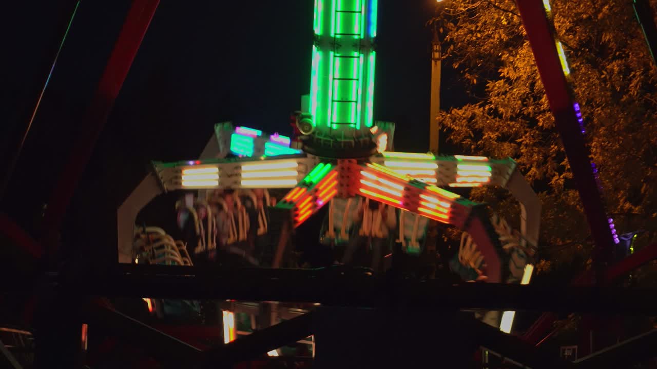 놀이 공원 의 저녁 조명 에 있는 매력적 인 스