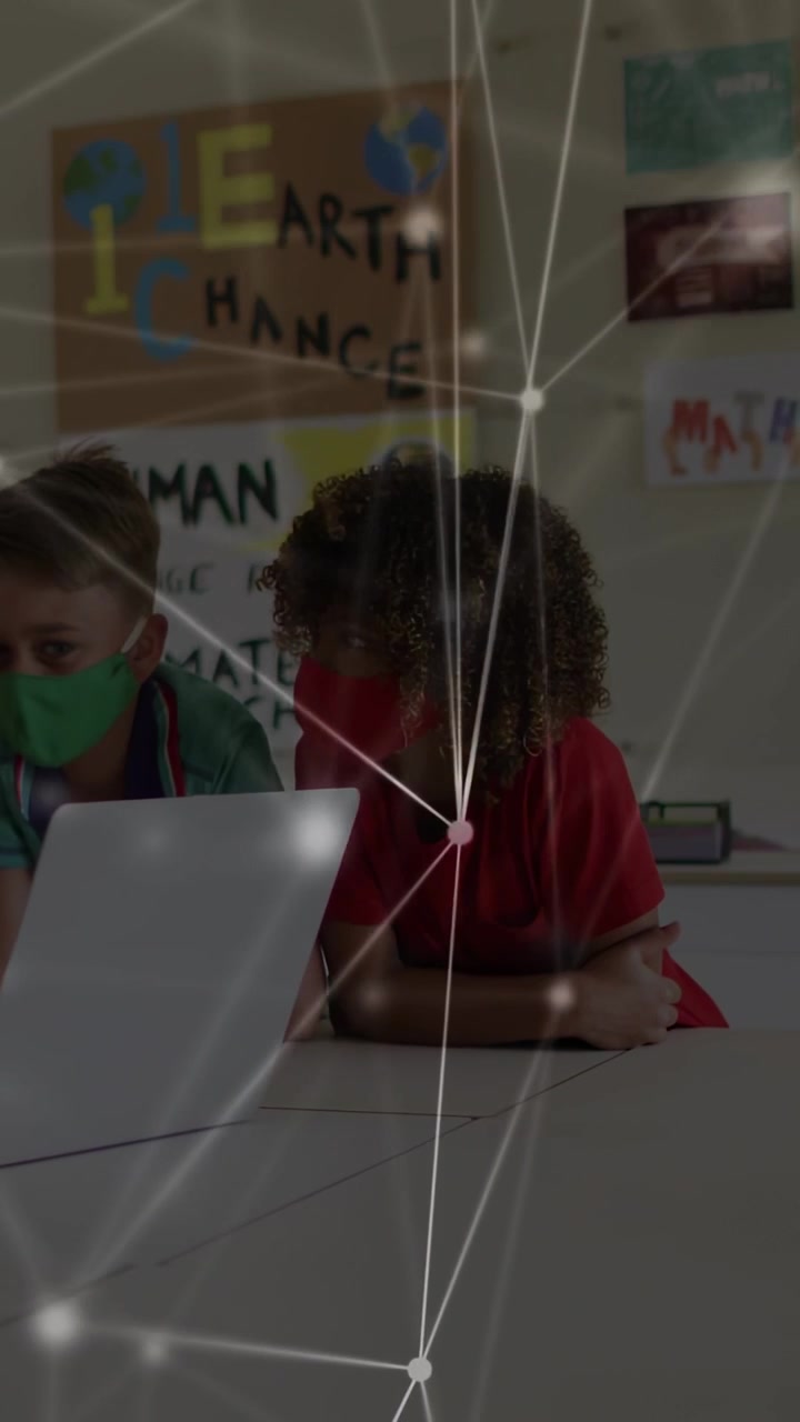 Video verticale: Due bambini che usano un laptop, con nodi che si spostano e attirano la loro attenzione, mostrando 'EARTH CHANCE', mentre studiano.