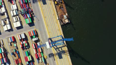 portacontenedores en importación, exportación y logística comercial, por grúa, puerto comercial, envío de carga al puerto, transporte internacional, concepto de logística comercial, vista aérea