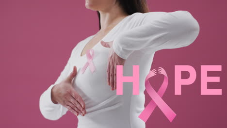 banner de texto de esperanza con icono de cinta rosa contra la sección media de la mujer que lleva una cinta rosa en el pecho