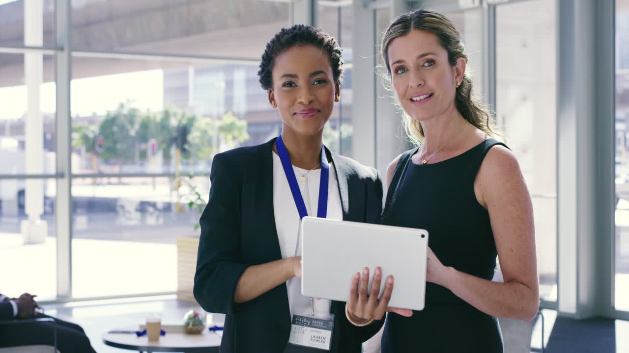 trabajo en equipo, tableta digital y mujeres de negocios