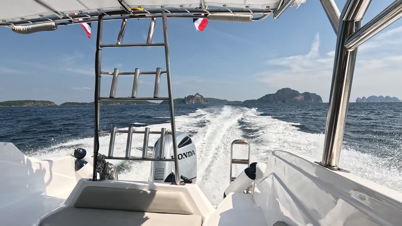 una lancha rápida que navega a través de aguas marinas agitadas