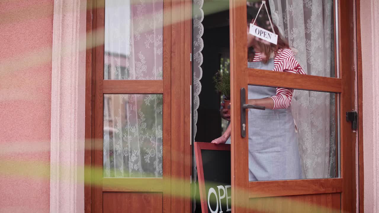 바리스타는 커피 ⁇ 에서 일하기 시작합니다.