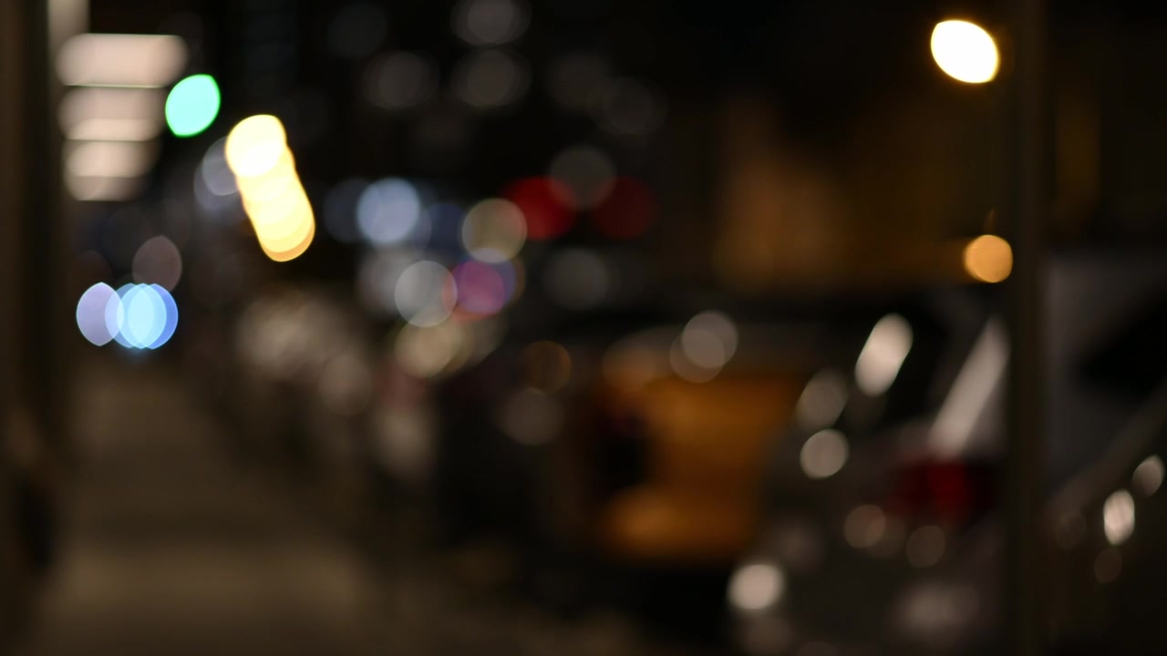 Luci della città sfocate di notte con effetto Bokeh