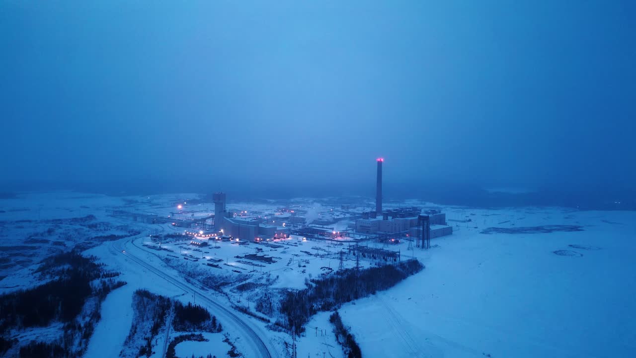 establecimiento de 4k drone clip hora azul mañana niebla bruma nieve valle industrial invierno ártico níquel carbón metal recursos naturales mina de central eléctrica en el centro del norte norte thompson manitoba canada