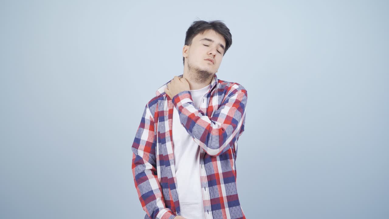カメラを見ながらかゆがっている男性