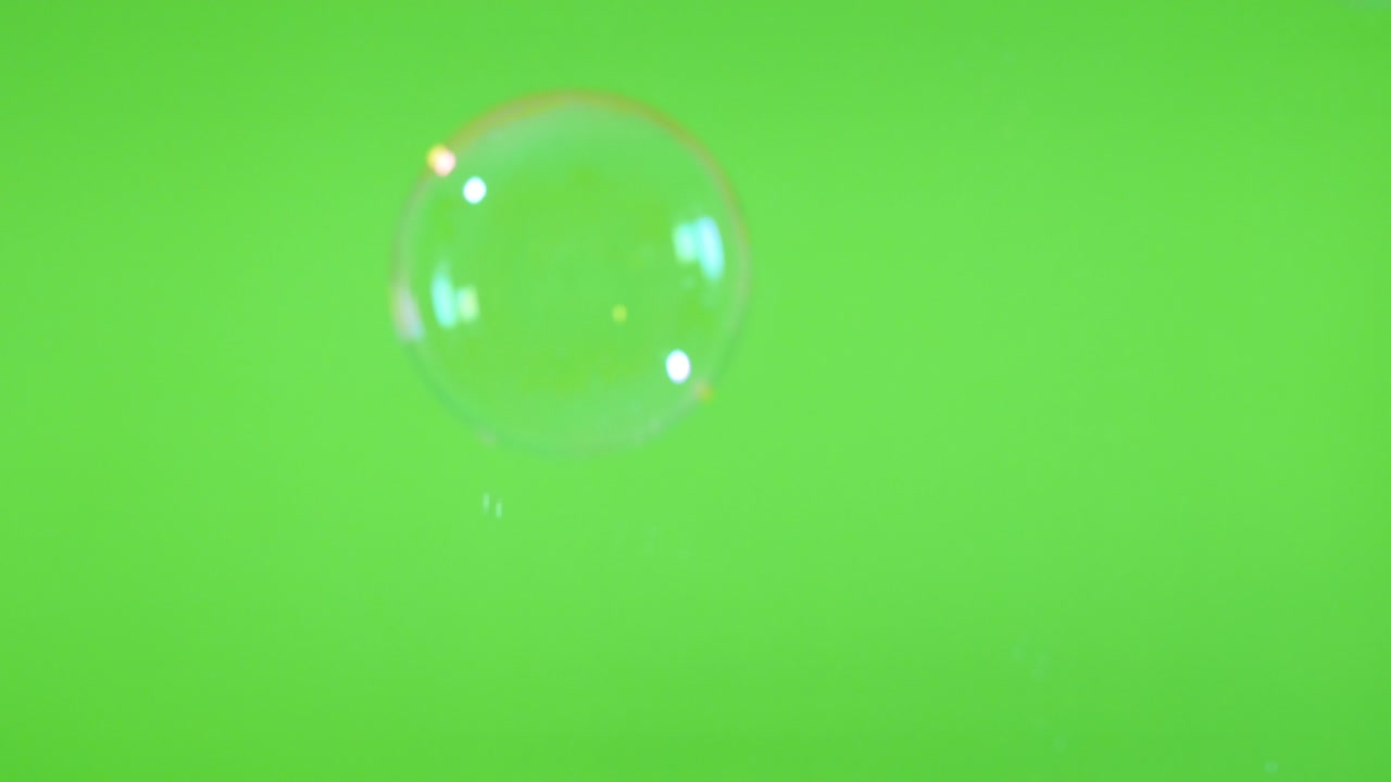 Bolle di sapone lucide che volano da sinistra a destra davanti a uno sfondo green screen, video 4K 3840x2160 UltraHD - Bolle di sapone che cadono davanti a uno schermo verde, video 4K 2160p UHD