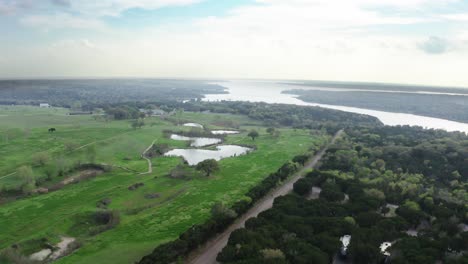 Ländliche-Landschaft-Und-Ein-Riesiger,-Majestätischer-Fluss,-Umgeben-Von-Wäldern