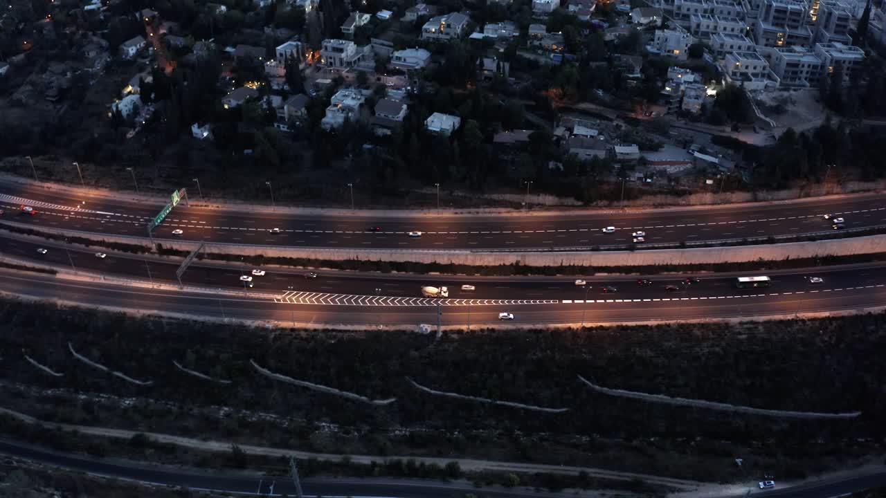 밤 에 도시 풍경 을 내려다보는 고속도로