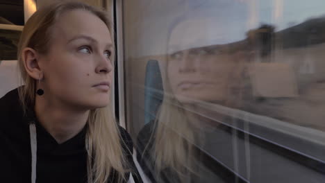 Frau-Auf-Bahnfahrt-Zeit-Zum-Nachdenken-Und-Genießen-Der-Aussicht