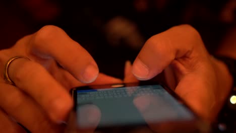hombre usando un teléfono móvil
