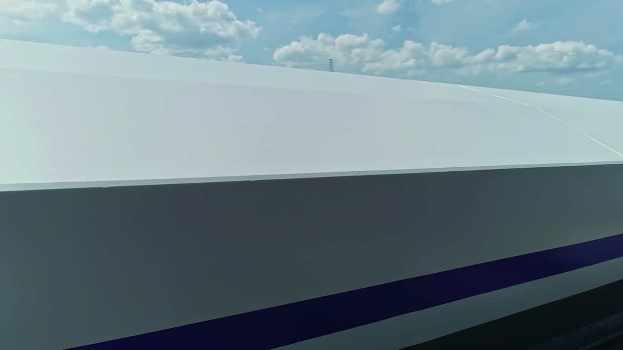 exterior de una enorme sala de tiendas de campaña en una instalación de almacenamiento industrial en letonia