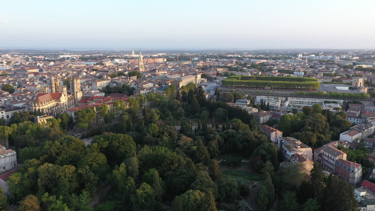 Jardín botánico, Parque Peyrou, Montpellier, antigua universidad de medicina, Francia, toma aérea.