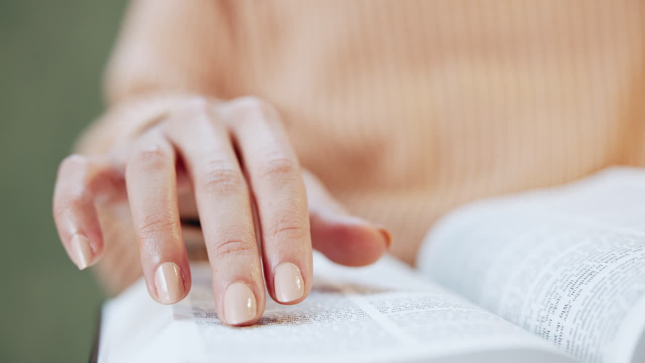Mano, lettura e donna con una bibbia