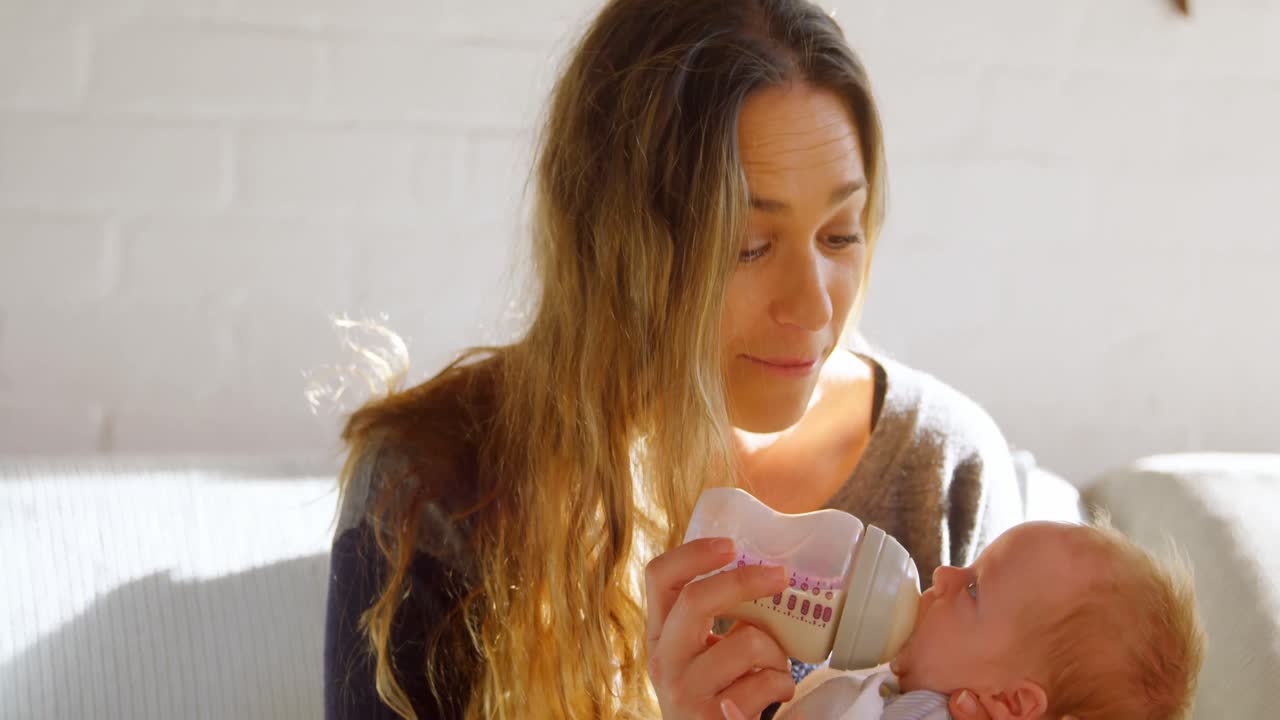 집 에서 아기 에게 먹이 를 주는 어머니 4k