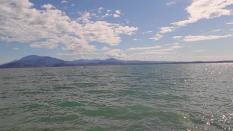 Vista-Del-Lago-De-Garda-Desde-La-Histórica-Ciudad-De-Sirmione