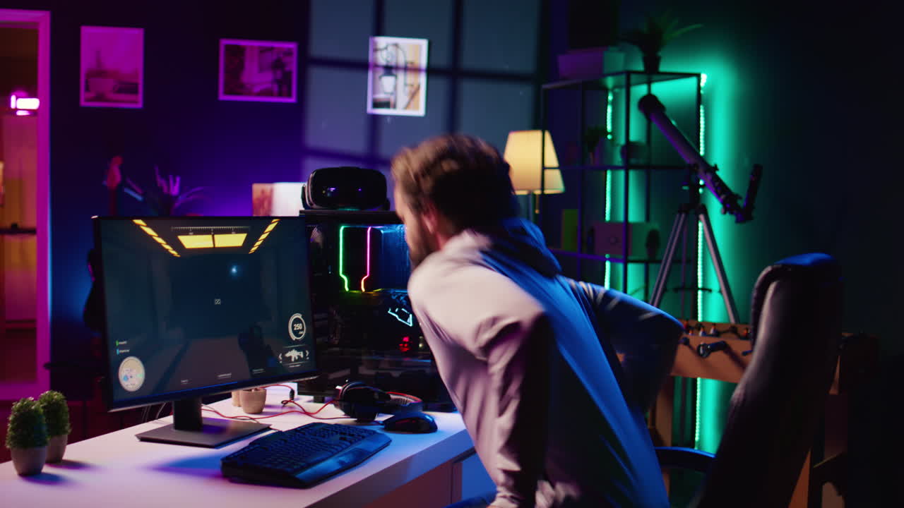 Uomo che arriva in sala giochi, pronto a giocare a un videogioco di fantascienza su PC con i suoi amici.
