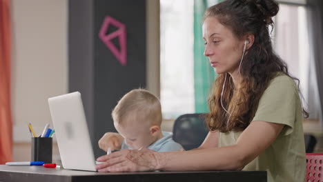 madre trabajando con un niño pequeño