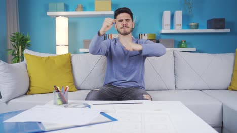 un joven loco y gracioso bailando.