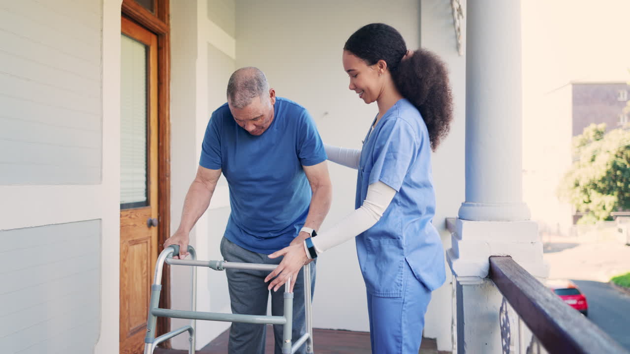 anciano, hombre y enfermera con andador